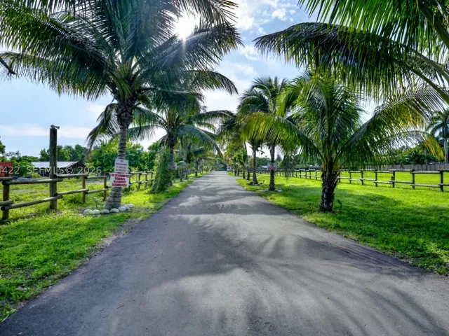 6-bedroom home for sale in Miami - 13405 SW 199th Ave - MondialRealty