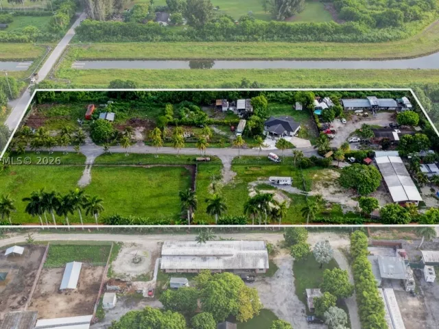 6-bedroom home for sale in Miami - 13405 SW 199th Ave - MondialRealty