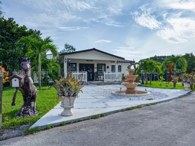 6-bedroom home for sale in Miami - 13405 SW 199th Ave - MondialRealty