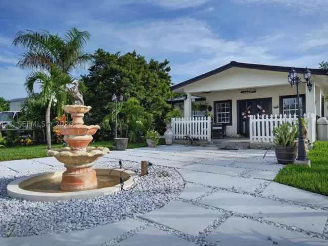 6-bedroom home for sale in Miami - 13405 SW 199th Ave - MondialRealty