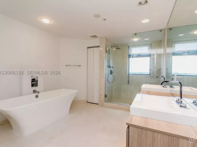 2-bedroom condo for sale in North Miami Beach - 17301 Biscayne Blvd 1004 - MondialRealty