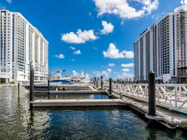 2-bedroom condo for sale in North Miami Beach - 17301 Biscayne Blvd 1004 - MondialRealty