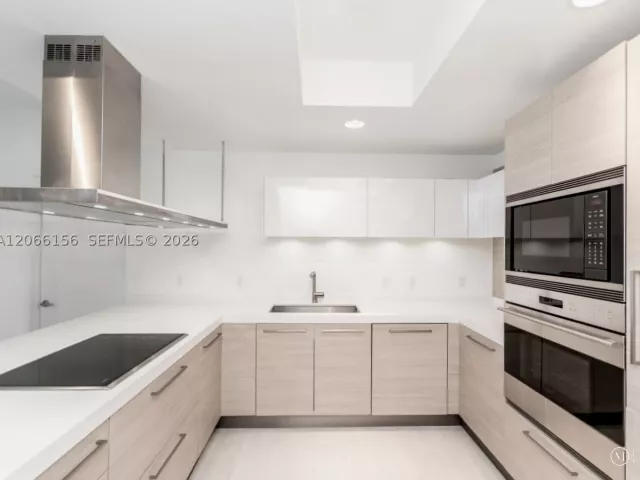 2-bedroom condo for sale in North Miami Beach - 17301 Biscayne Blvd 1004 - MondialRealty