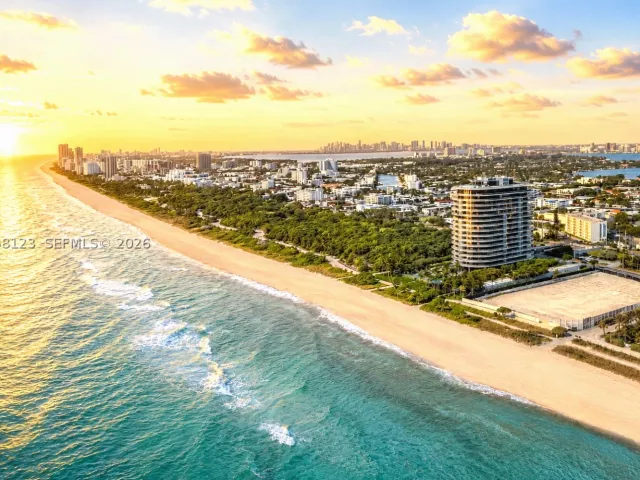 3-bedroom condo for sale in Miami Beach - 8701 Collins Ave 701 - MondialRealty