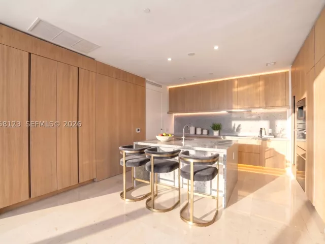3-bedroom condo for sale in Miami Beach - 8701 Collins Ave 701 - MondialRealty