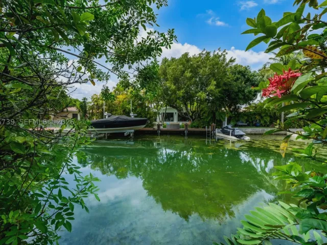 3-bedroom home for sale in Miami Beach - 1860 Cleveland Rd - MondialRealty