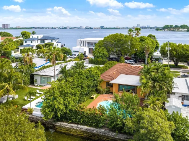 3-bedroom home for sale in Miami Beach - 1860 Cleveland Rd - MondialRealty