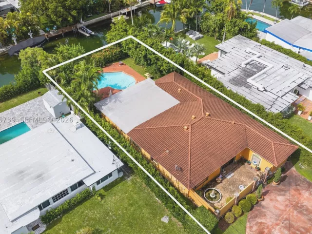 3-bedroom home for sale in Miami Beach - 1860 Cleveland Rd - MondialRealty