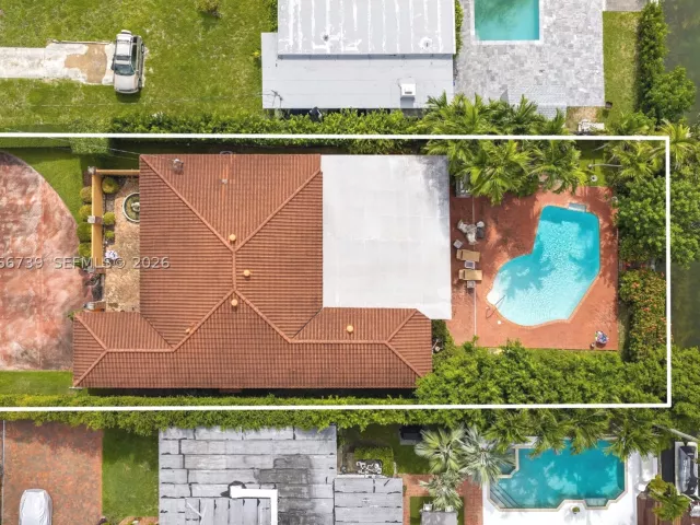 3-bedroom home for sale in Miami Beach - 1860 Cleveland Rd - MondialRealty