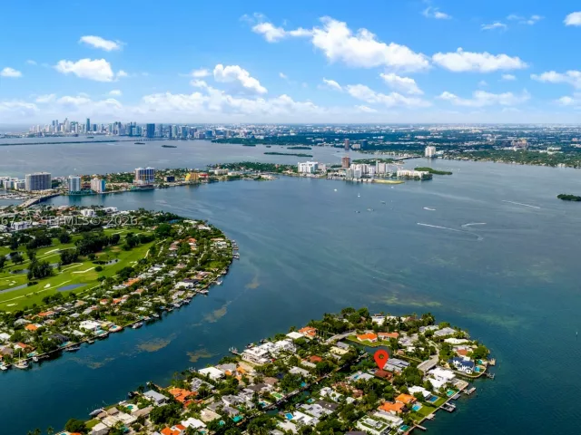 3-bedroom home for sale in Miami Beach - 1860 Cleveland Rd - MondialRealty