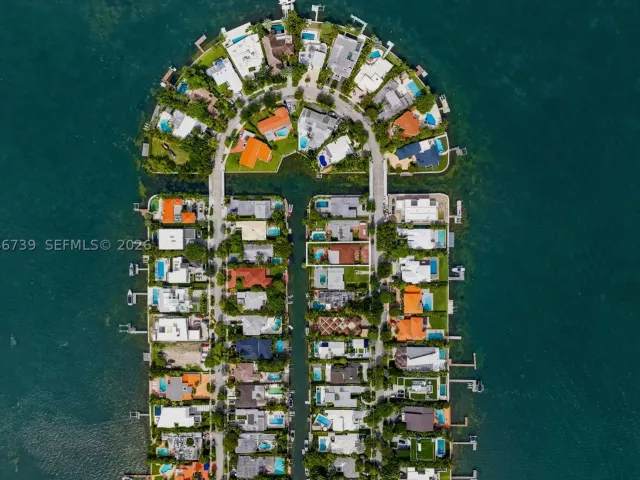 3-bedroom home for sale in Miami Beach - 1860 Cleveland Rd - MondialRealty