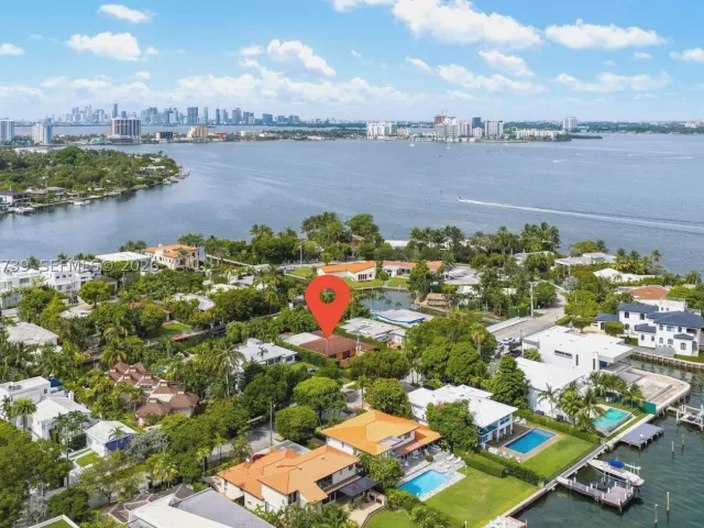 3-bedroom home for sale in Miami Beach - 1860 Cleveland Rd - MondialRealty