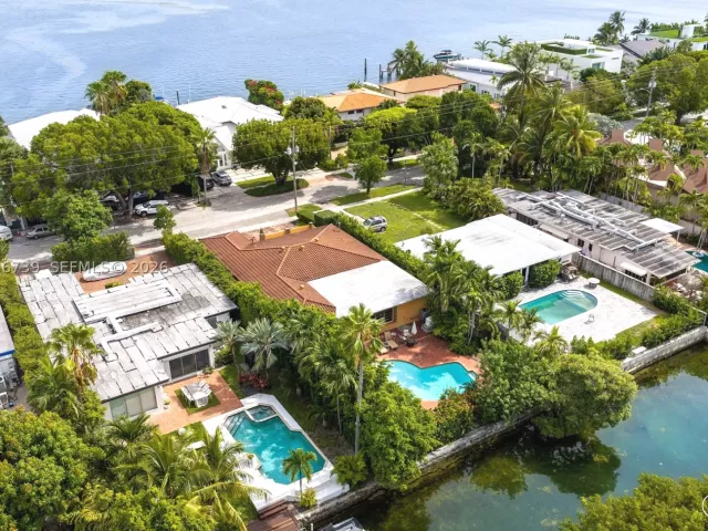 3-bedroom home for sale in Miami Beach - 1860 Cleveland Rd - MondialRealty
