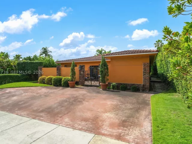 3-bedroom home for sale in Miami Beach - 1860 Cleveland Rd - MondialRealty