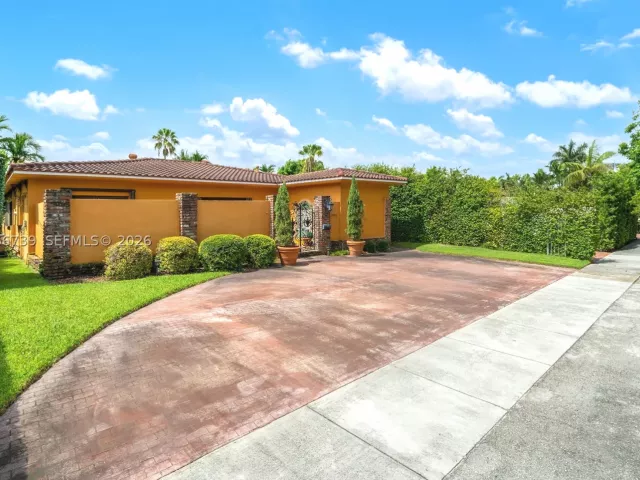 3-bedroom home for sale in Miami Beach - 1860 Cleveland Rd - MondialRealty