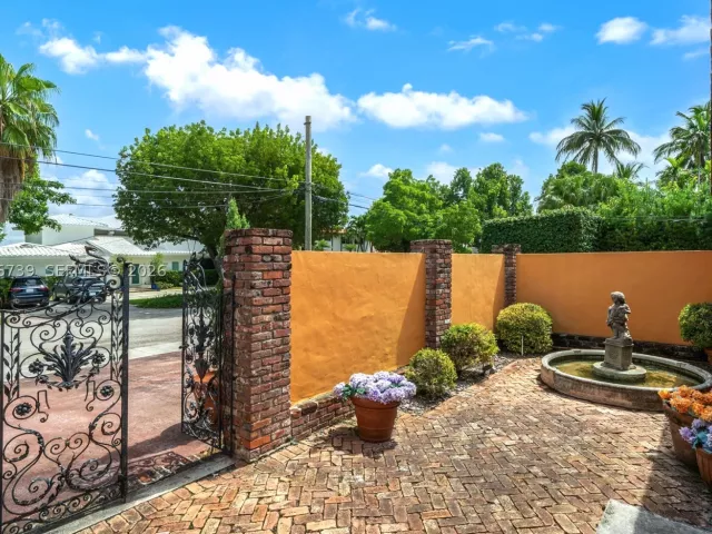 3-bedroom home for sale in Miami Beach - 1860 Cleveland Rd - MondialRealty