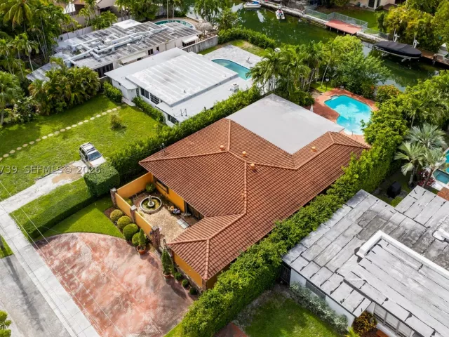 3-bedroom home for sale in Miami Beach - 1860 Cleveland Rd - MondialRealty
