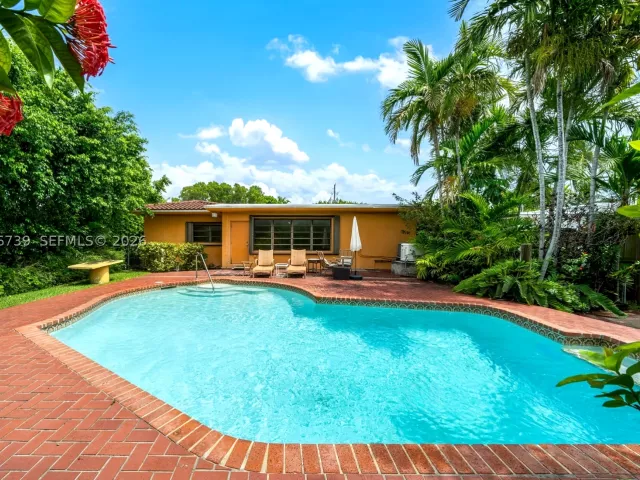 3-bedroom home for sale in Miami Beach - 1860 Cleveland Rd - MondialRealty