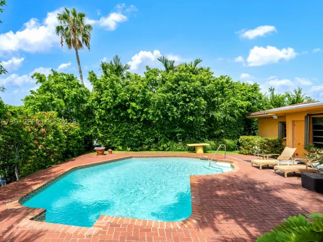 3-bedroom home for sale in Miami Beach - 1860 Cleveland Rd - MondialRealty