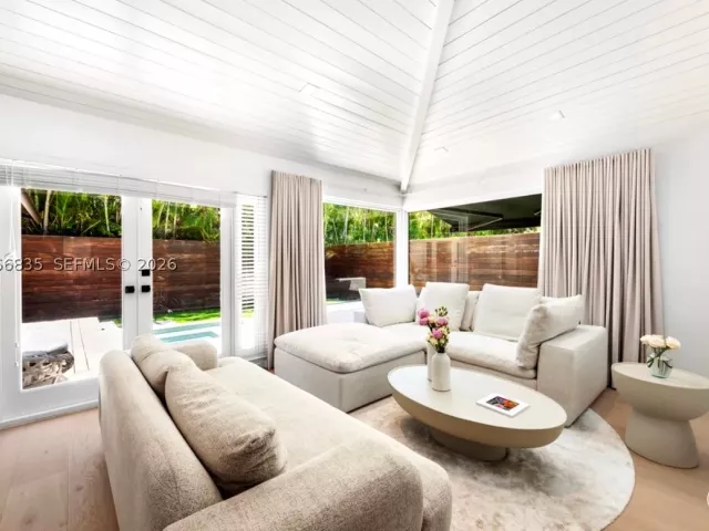 3-bedroom home for rent in Coral Gables - 5711 Michelangelo St - MondialRealty