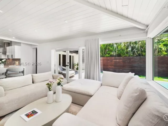 3-bedroom home for rent in Coral Gables - 5711 Michelangelo St - MondialRealty