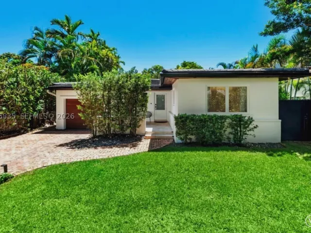 3-bedroom home for rent in Coral Gables - 5711 Michelangelo St - MondialRealty