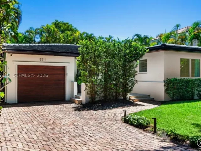 3-bedroom home for rent in Coral Gables - 5711 Michelangelo St - MondialRealty
