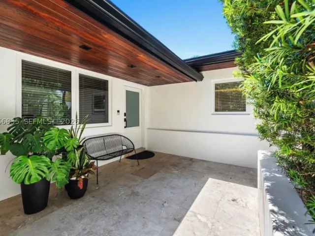 3-bedroom home for rent in Coral Gables - 5711 Michelangelo St - MondialRealty
