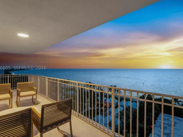 3-bedroom condo for rent in Key Biscayne - 881 Ocean Dr 11H - MondialRealty
