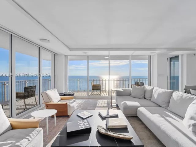 3-bedroom condo for rent in Key Biscayne - 881 Ocean Dr 11H - MondialRealty