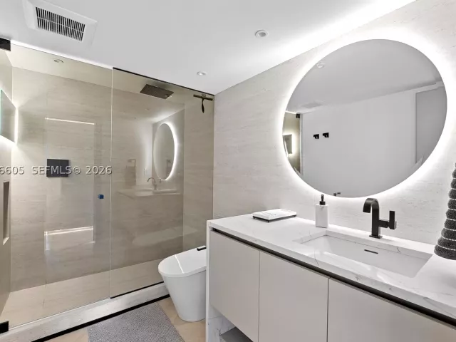 3-bedroom condo for rent in Key Biscayne - 881 Ocean Dr 11H - MondialRealty