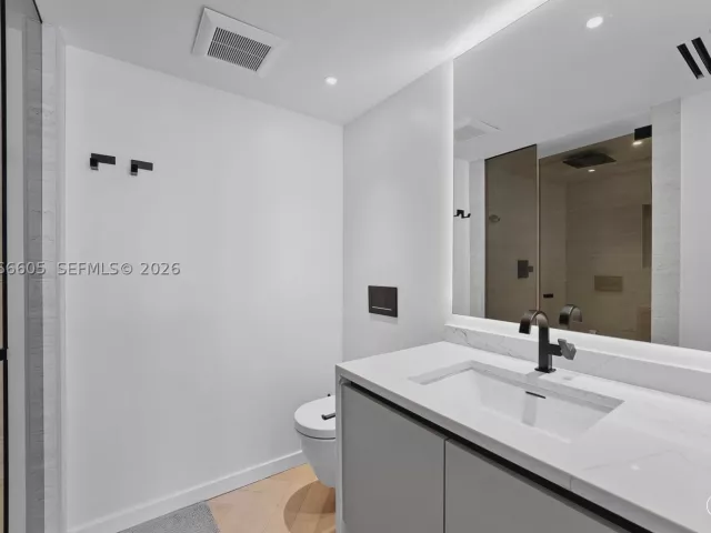 3-bedroom condo for rent in Key Biscayne - 881 Ocean Dr 11H - MondialRealty