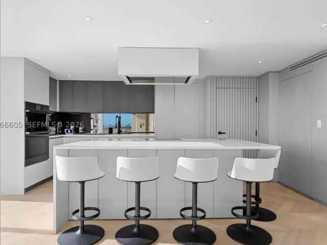 3-bedroom condo for rent in Key Biscayne - 881 Ocean Dr 11H - MondialRealty