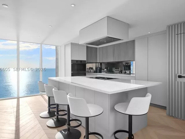3-bedroom condo for rent in Key Biscayne - 881 Ocean Dr 11H - MondialRealty