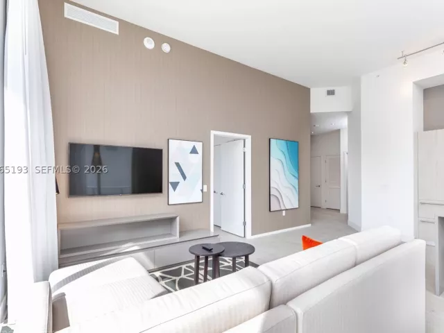 2-bedroom condo for sale in Hollywood - 4010 S Ocean Dr R409 - MondialRealty