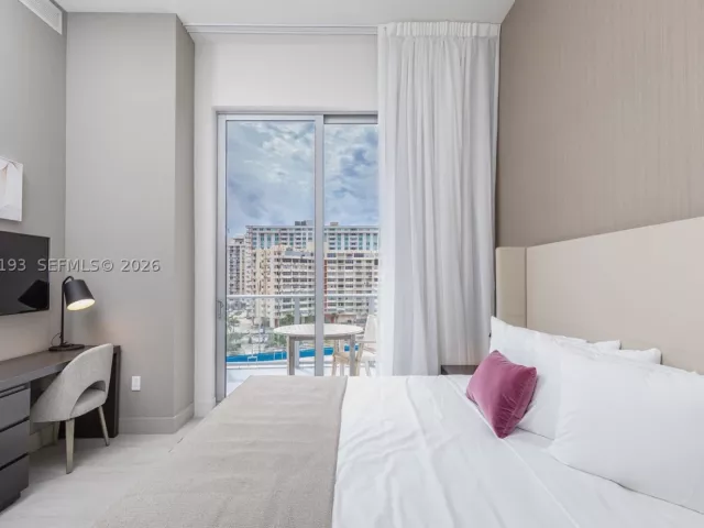 2-bedroom condo for sale in Hollywood - 4010 S Ocean Dr R409 - MondialRealty