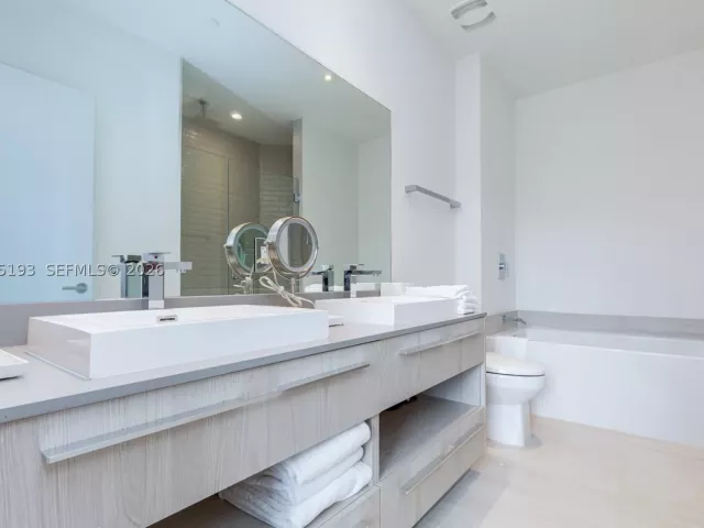 2-bedroom condo for sale in Hollywood - 4010 S Ocean Dr R409 - MondialRealty