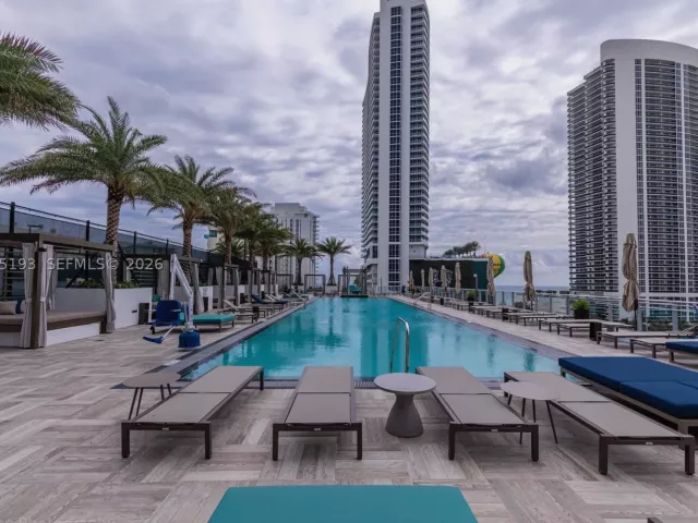 2-bedroom condo for sale in Hollywood - 4010 S Ocean Dr R409 - MondialRealty