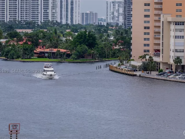 2-bedroom condo for sale in Hollywood - 4010 S Ocean Dr R409 - MondialRealty