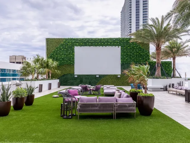 2-bedroom condo for sale in Hollywood - 4010 S Ocean Dr R409 - MondialRealty