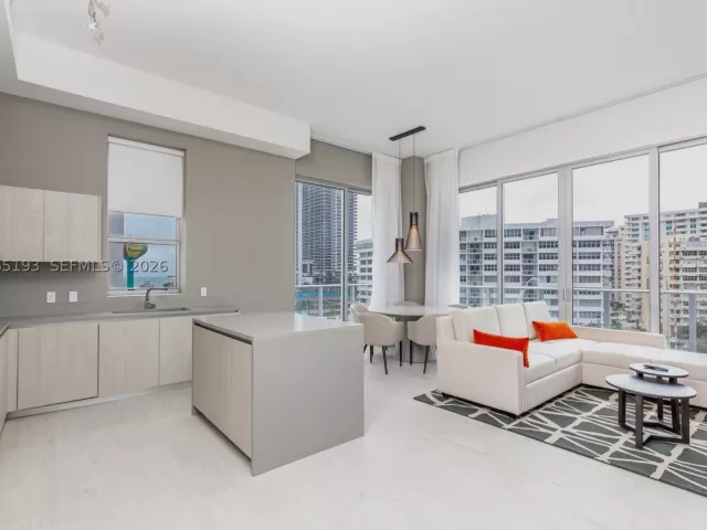 2-bedroom condo for sale in Hollywood - 4010 S Ocean Dr R409 - MondialRealty