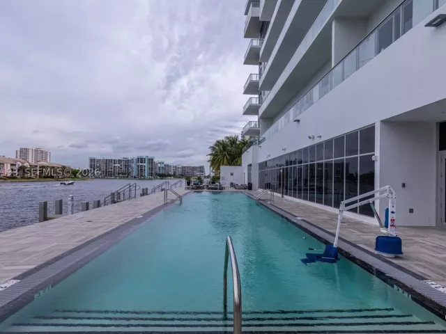 2-bedroom condo for sale in Hollywood - 4010 S Ocean Dr R409 - MondialRealty