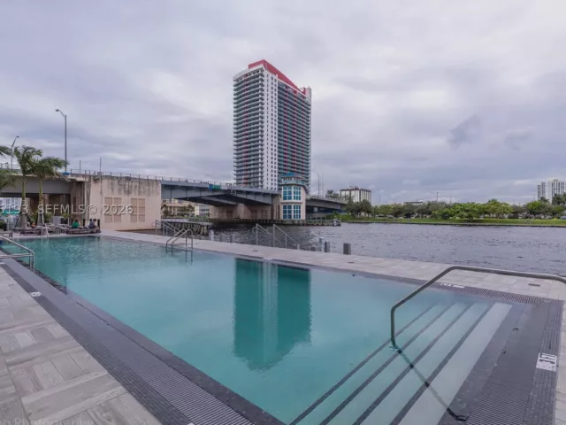 2-bedroom condo for sale in Hollywood - 4010 S Ocean Dr R409 - MondialRealty