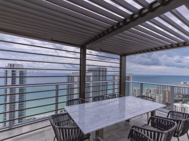 2-bedroom condo for sale in Hollywood - 4010 S Ocean Dr R409 - MondialRealty