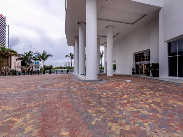 2-bedroom condo for sale in Hollywood - 4010 S Ocean Dr R409 - MondialRealty