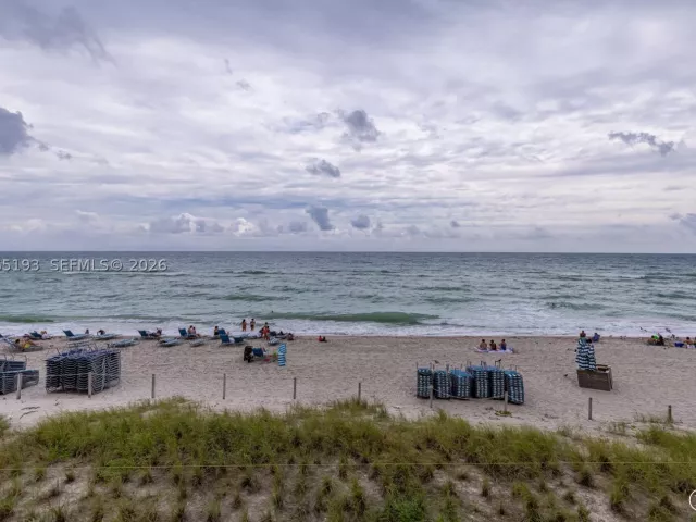 2-bedroom condo for sale in Hollywood - 4010 S Ocean Dr R409 - MondialRealty