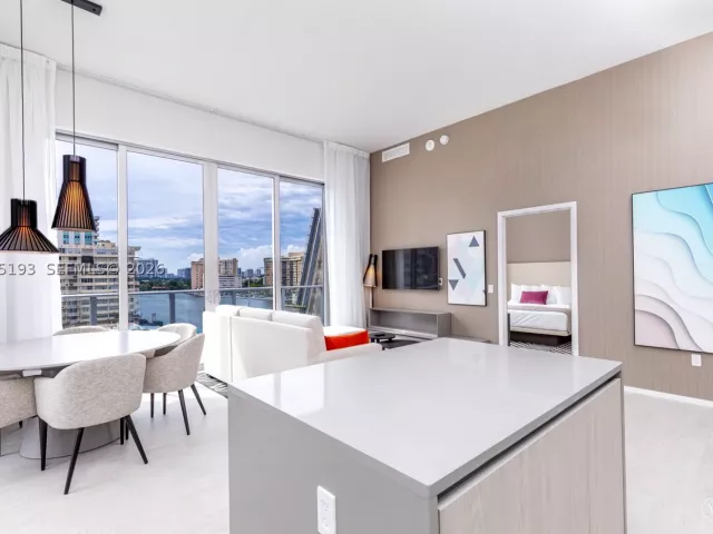 2-bedroom condo for sale in Hollywood - 4010 S Ocean Dr R409 - MondialRealty