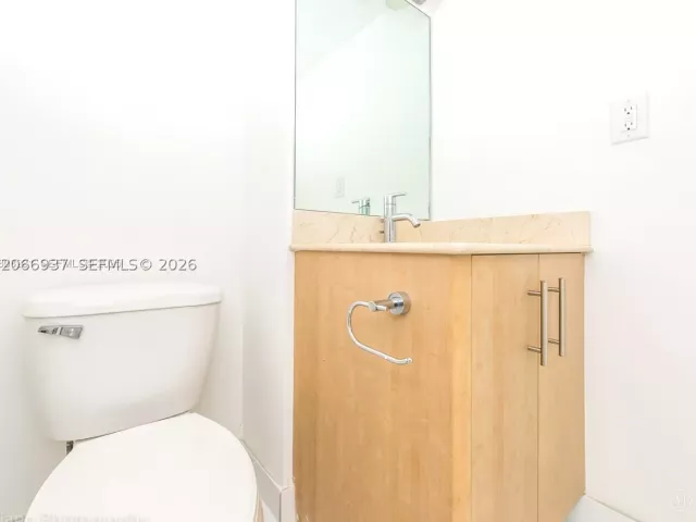1-bedroom condo for rent in Bal Harbour - 10275 Collins Ave 416 - MondialRealty