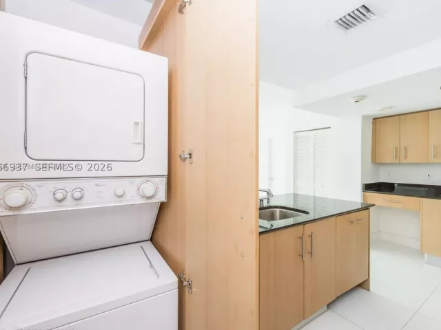 1-bedroom condo for rent in Bal Harbour - 10275 Collins Ave 416 - MondialRealty