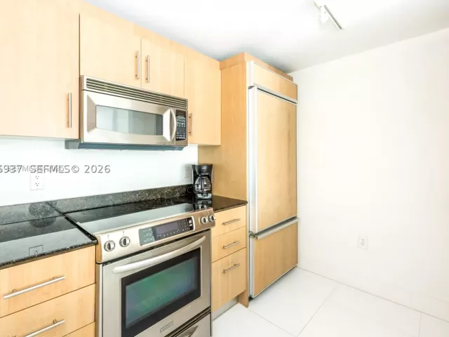 1-bedroom condo for rent in Bal Harbour - 10275 Collins Ave 416 - MondialRealty